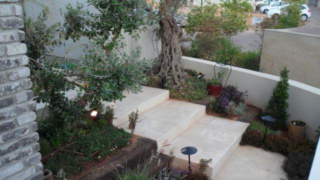 קטע הכניסה לבית - קטע מגונן.