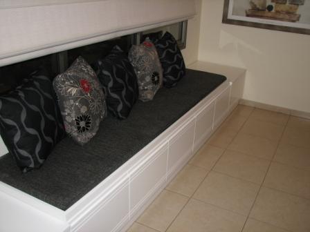 ספסל ישיבה. המגירות משמשות לאחסון