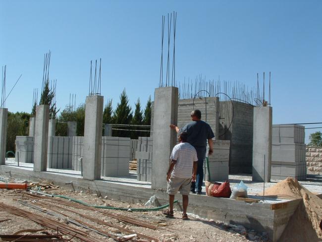 בית במצב בניה