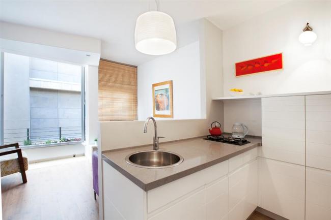 מטבח  לכיוון הסלון