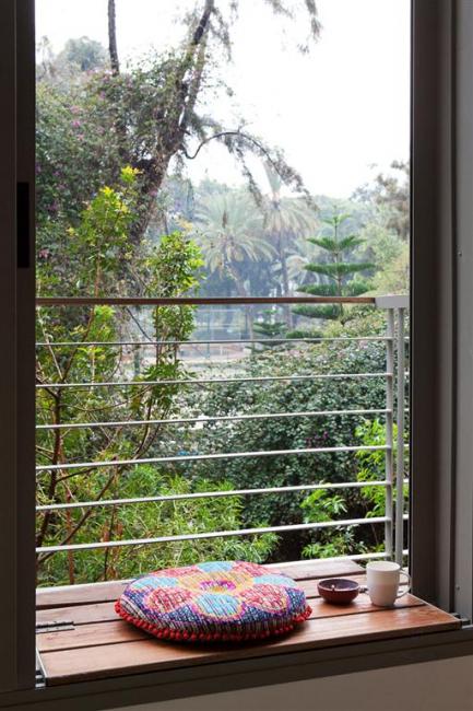 ספסל על החלון 