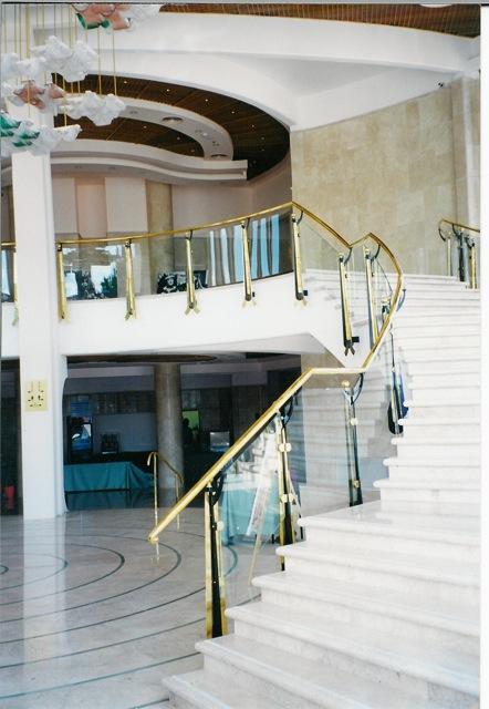 מהלך מדרגות ראשי מעקה פלדה בשילוב מאחז פליז