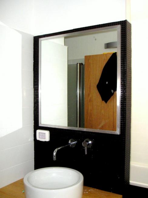 אחסון נסתר בקוביית הכיור ובקיר המראה 