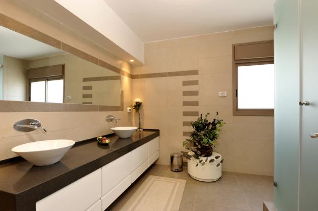 מבט אל חדר הרחצה