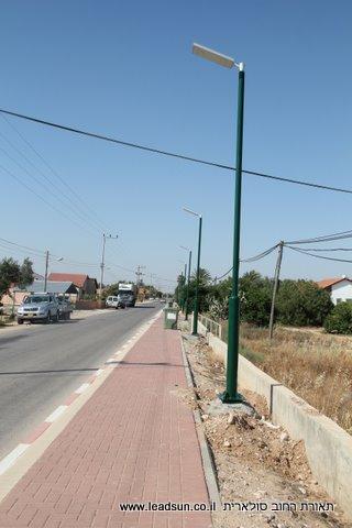 תאורת רחוב סולארית במושב רנן על עמודים 5 מטר