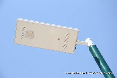 דוף התאורה הסולארי המותקן על העמוד