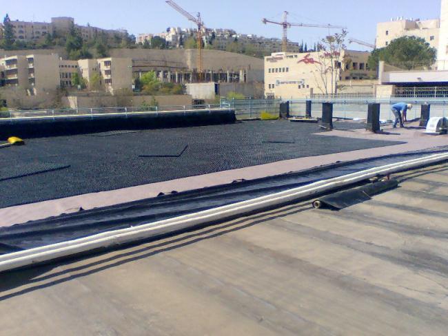 תשתיות ZinCo מונחות על גג בית הספר