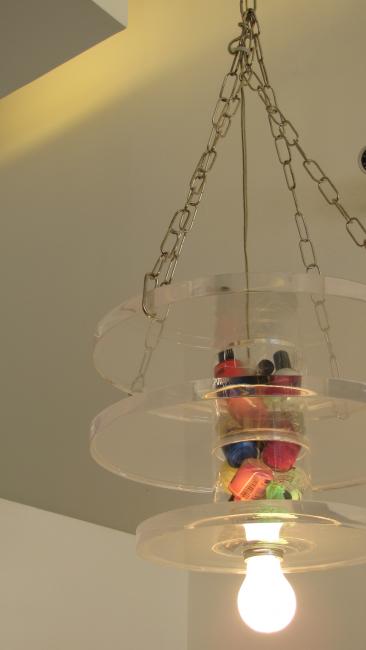 תכנון ועיצוב מנורת פרספקס עם לקים צבעוניים  