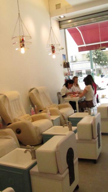 גם שולחנות המניקור תוכננו במיוחד למקום