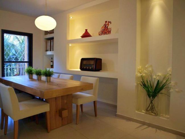 השולחן והרדיו הישן