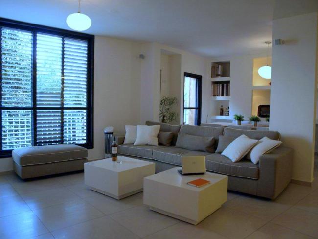 הסלון והחלון הגדול