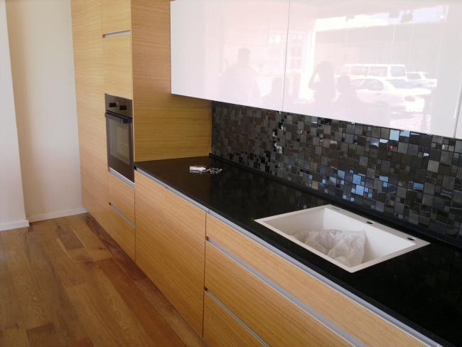 מטבח בעיצובי פורניר אלון בשילוב קלפות לבן מבריק