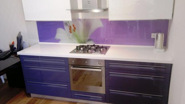 מטבח הדגל בעיצובי- סגול עמוק דלתות מעוגלות