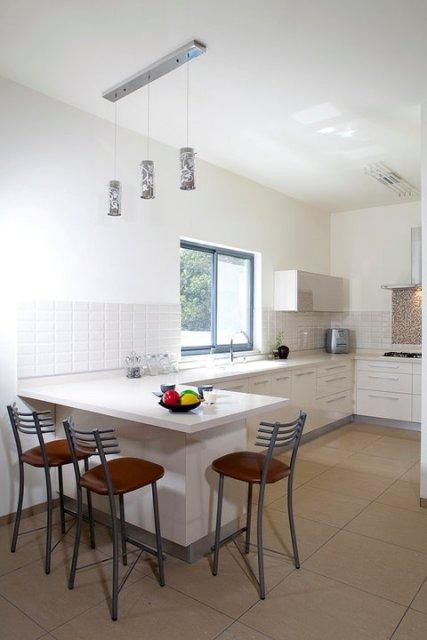 מבט אל המטבח מהסלון