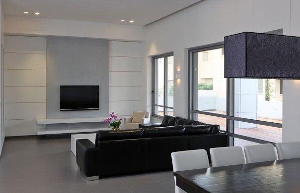 הקיר המרכזי בחלל המגורים .