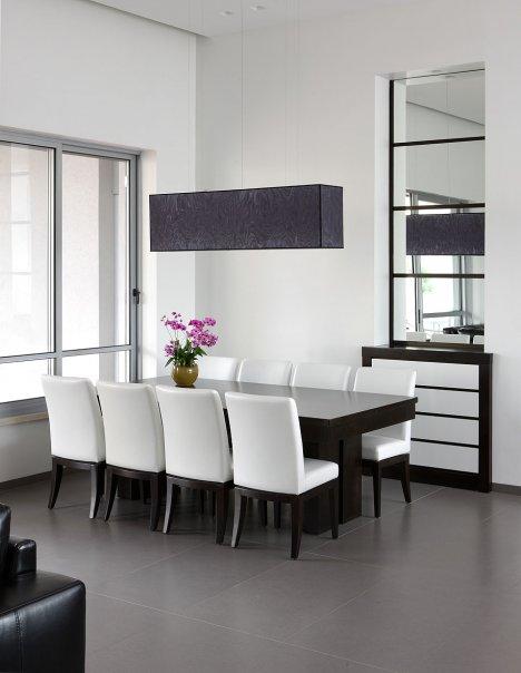 שילוב אלמנט הניתוקים גם בקיר המראה בפינת האוכל.