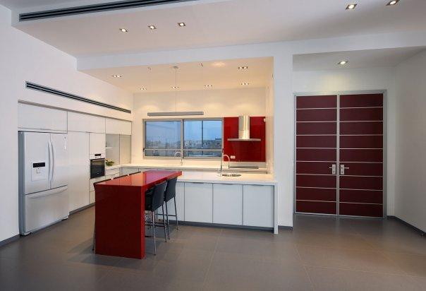 המטבח וחלל הכניסה הראשית