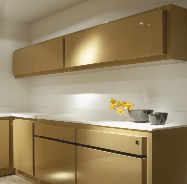 מטבח מינימליסטי בצבע בז' מבריק