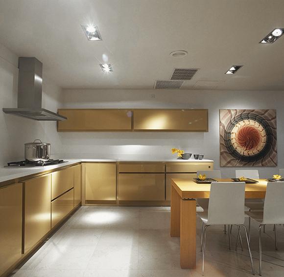 מטבח מינימליסטי בצבע בז' מבריק