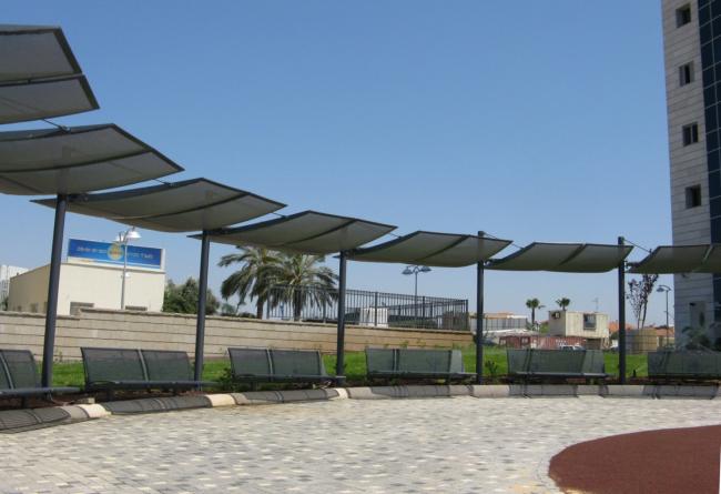 פרגולות מעל ספסלי ישיבה