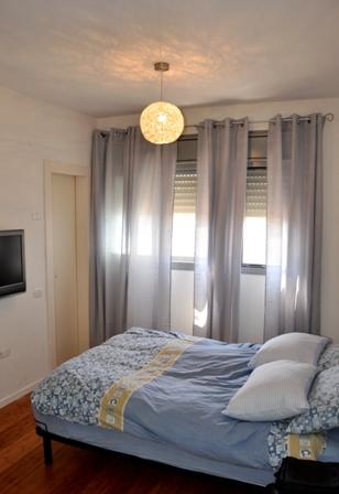 חדר הרחצה שלהחדר הועתק ממקומו, לצד קיר עם חלון