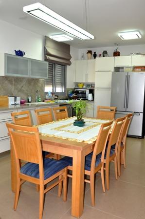 פינת האוכל מוקמה באמצע המטבח