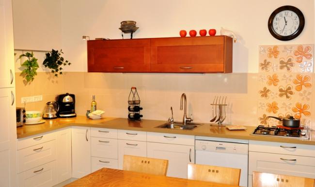 מבט חזיתי למטבח המשופץ