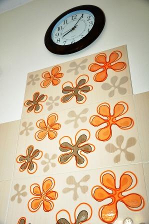 אריחי רטרו פרחוניים מחפים את אזור הכיריים