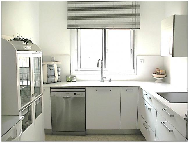 המטבח: סגנון מודרני ונקי ומזווה בסגנון פרובאנס