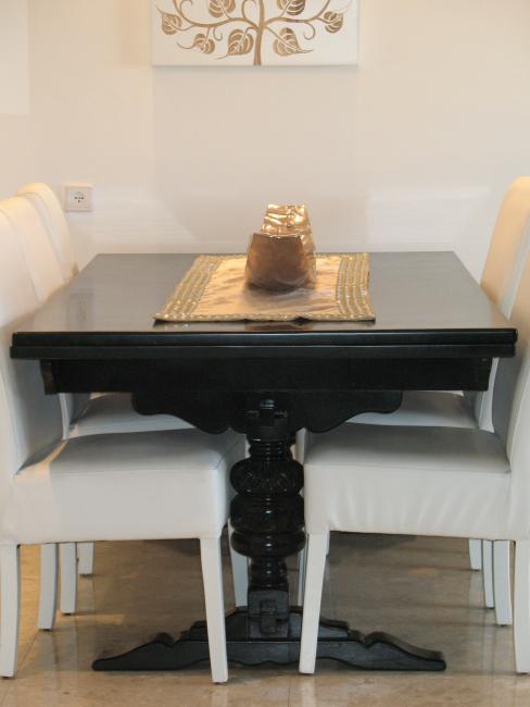 פינת האוכל - כסאות מודרניים ושולחן עתיק