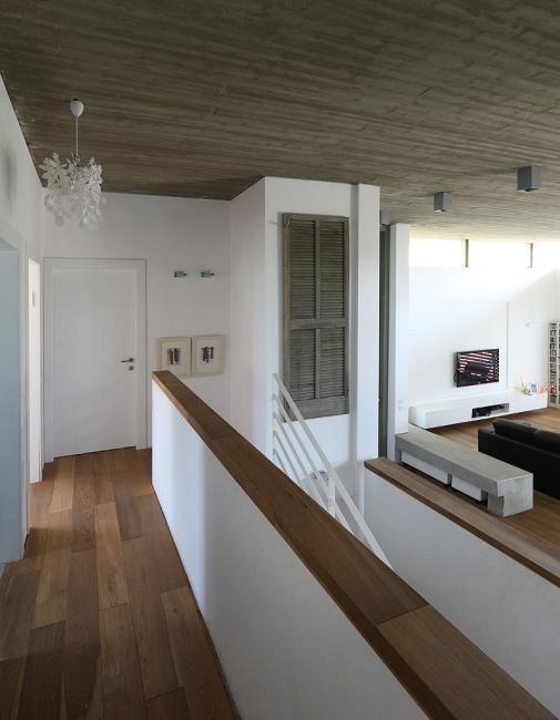 מעבר בין החדרים - חצי מפלס עליון