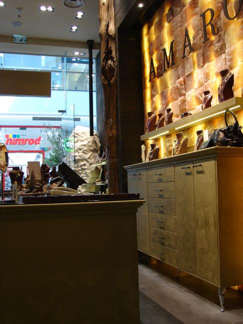 קיר קוורץ מואר בין  הברושים 