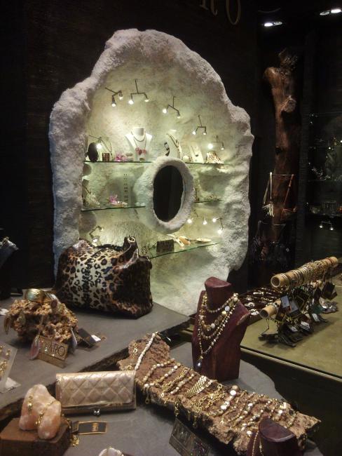 מערות ממלח ולוחות  בזלת  משמשים לתצוגה