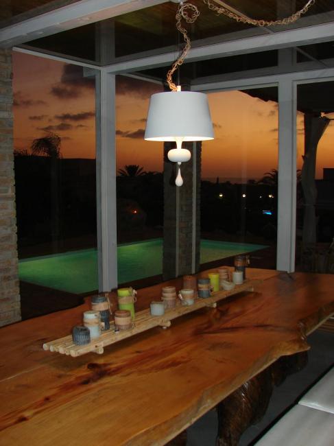  סעודה מול הים והשקיעות