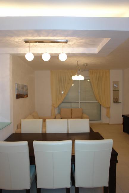 חדר המגורים - מבט מכיון המטבח