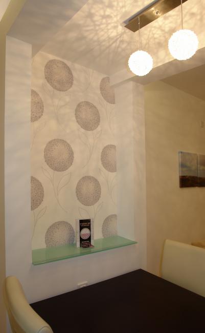 בניית גבס הכוללת טפט וגופי תאורה בעיצוב דומה