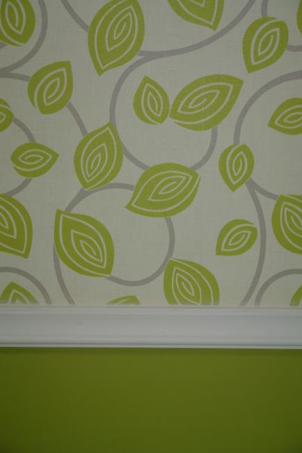 מטבח - שילוב של טפט,פרופיל דקורטיבי וצבע