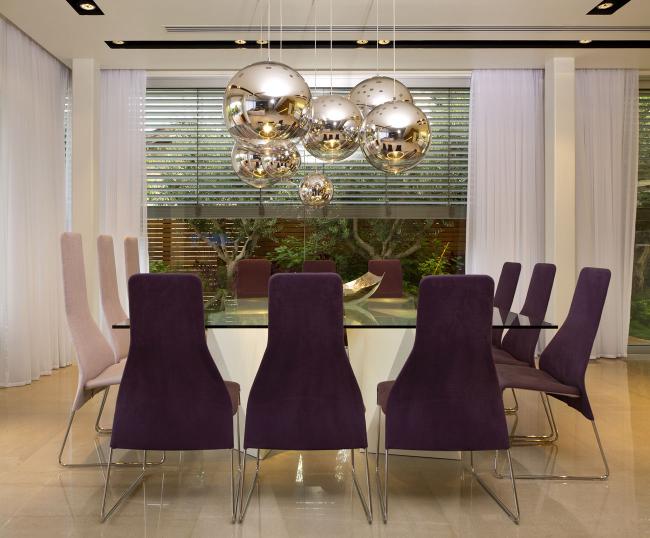 פינת אוכל עם גופי תאורה מיוחדים