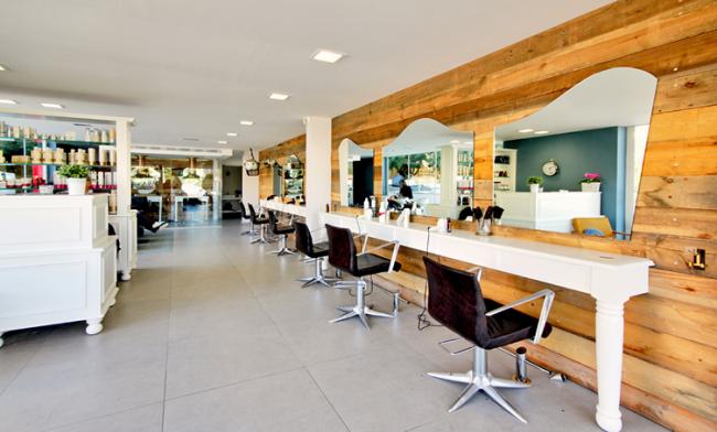 מבט אל עמדות העבודה המלוות בקיר מחופה בעץ מיושן