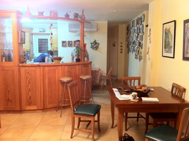 מבט אל דלפק העץ שחוצץ