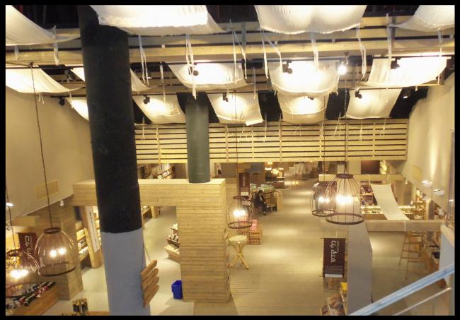 מבט מגלריית הכניסה