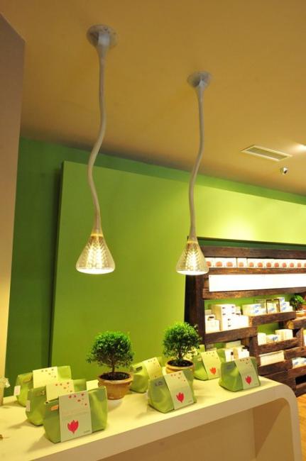 עיצוב חנות אהבה - שימוש בגופי תאורה