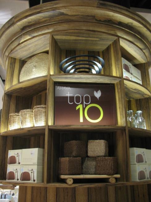 עיצוב ותכנון חנות אהבה - עמוד בכניסה לחנות