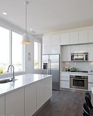 מבט מהאי אל רצף הארונות המשופעים באחסון רב