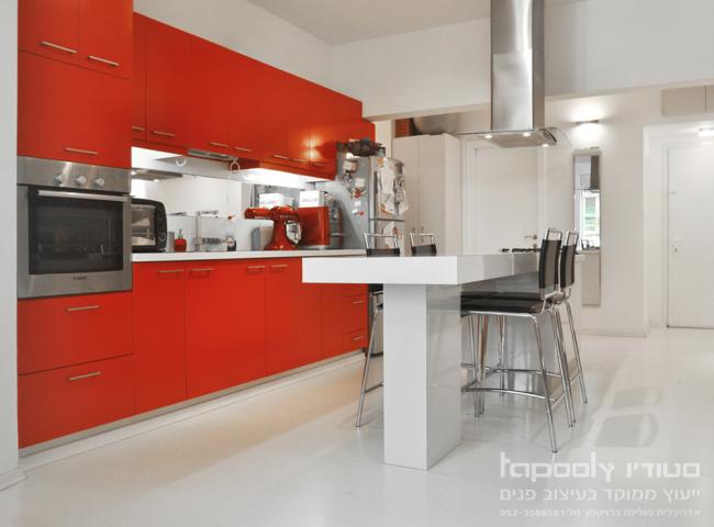 מטבח מעוצב במרכז החלל, שולחן בר מרכזי, ספרייה