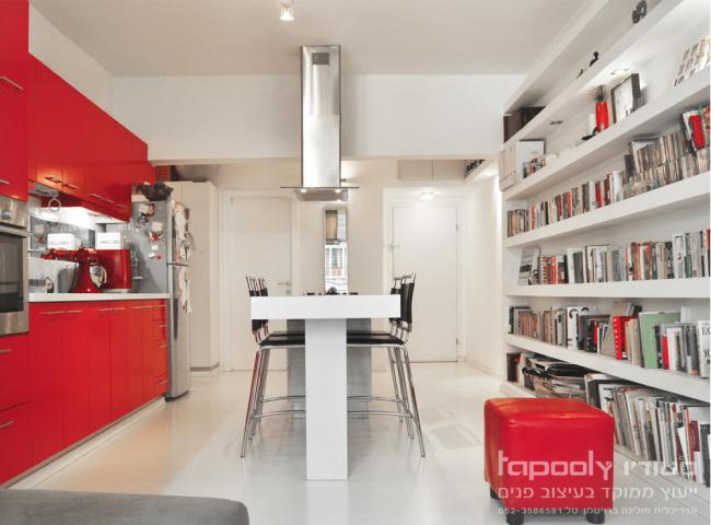 שולחן במרכז, בין הספריה למטבח, עירוב שימושים