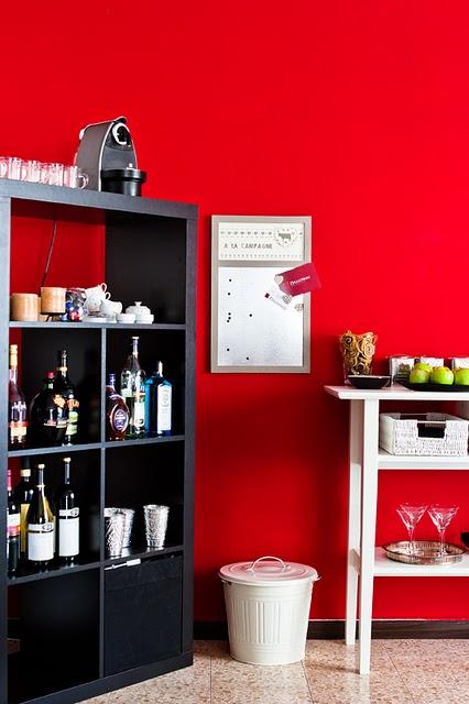 בר משקאות וקפה לסטודנטים, קיר אדום