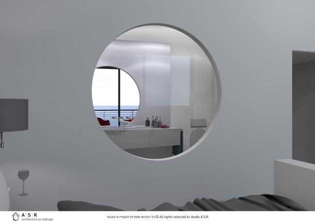 מבט אל השירותים דרך החלון העגול