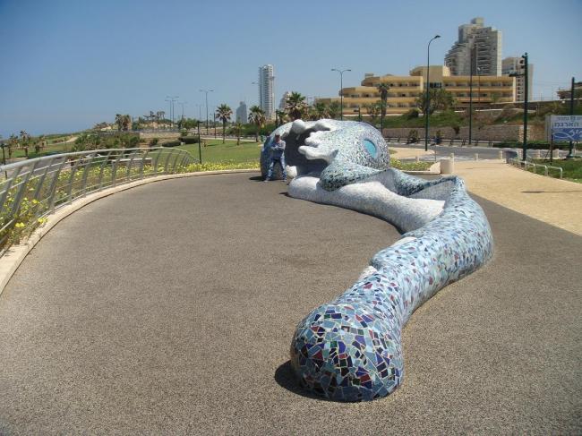 רוסלן סרגייב ופסל &quot;גל גדול&quot; (24מ.)