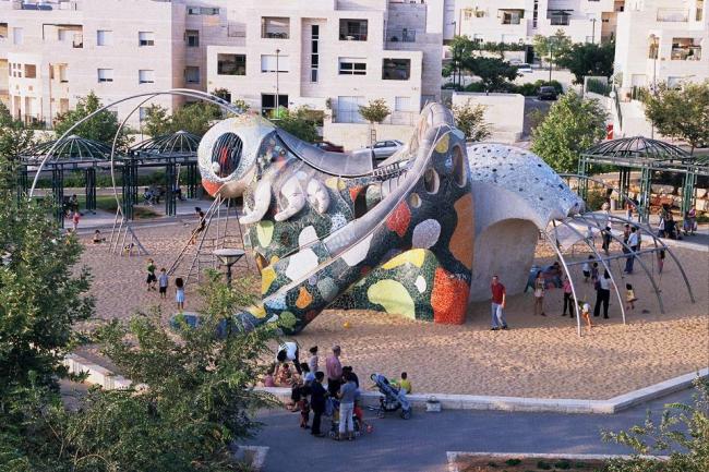 פסל &quot;חרגול&quot; - מתקן משחקים פיסולי בפארק 
